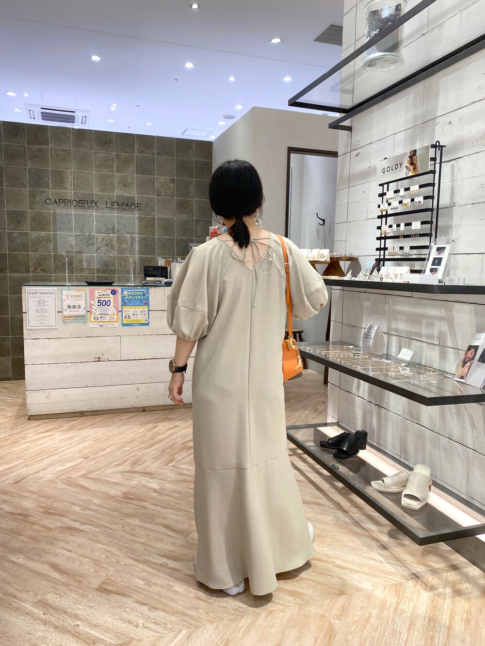 ベージュ系のワンピース、ベージュ系のショルダーバッグを着用したレディースの夏コーディネートの3枚目の写真