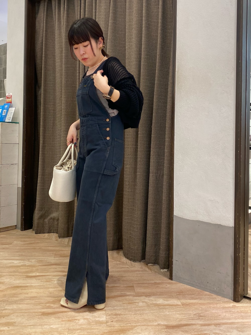 「サロペット、デニム、Wrangler、ラングラー、デニムサロペット、ニットボレロ、ボーダー、サンダルブーツ、カジュアルコーデ、夏コーデ」｜「CAPRICIEUX LE'MAGEの【Wrangler/ラングラー】フレアサロペット（サロペット/オーバーオール、ブラック系）」を使った、piiiii_lemageさん（レディース・154cm）の春コーディネートの3枚目の写真