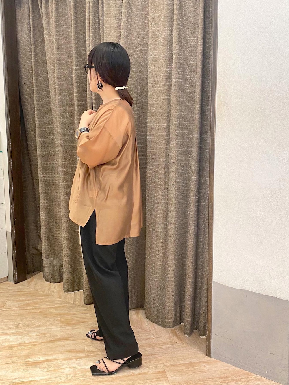 ブラウン系のシャツ/ブラウス、ホワイト系のショルダーバッグ、ブラック系のその他パンツを着用したレディースの夏コーディネートの3枚目の写真