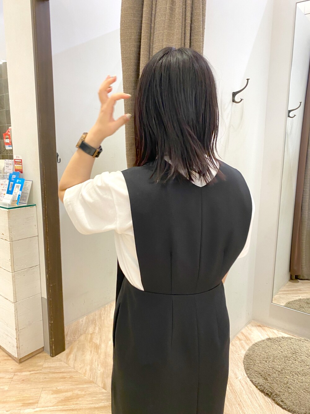 ブラック系のワンピース、イエロー系のトートバッグ、ブルー系のTシャツ/カットソーを着用したレディースの夏コーディネートの3枚目の写真