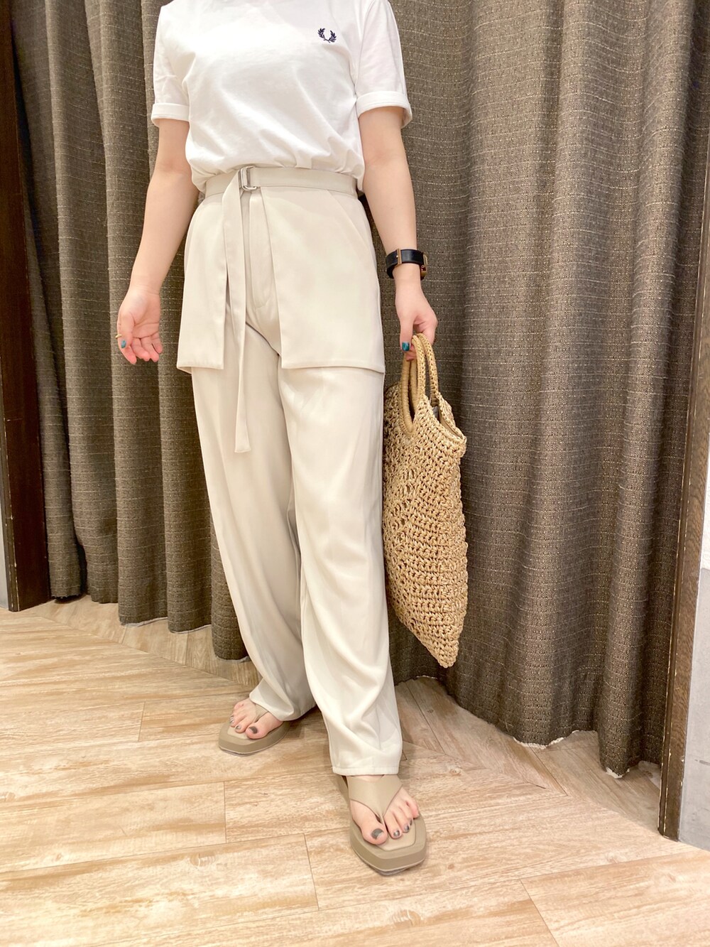 ホワイト系のTシャツ/カットソー、ホワイト系のその他パンツ、グリーン系のトートバッグを着用したレディースの春コーディネートの4枚目の写真