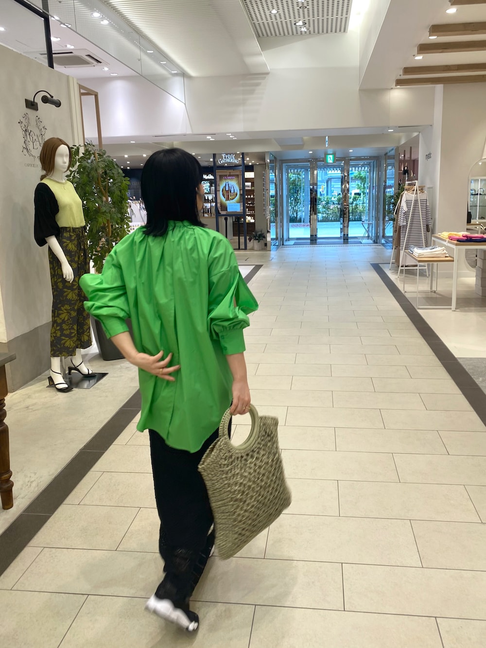 グリーン系のシャツ/ブラウス、グリーン系のトートバッグ、ブラック系のスカートを着用したレディースの春コーディネートの4枚目の写真