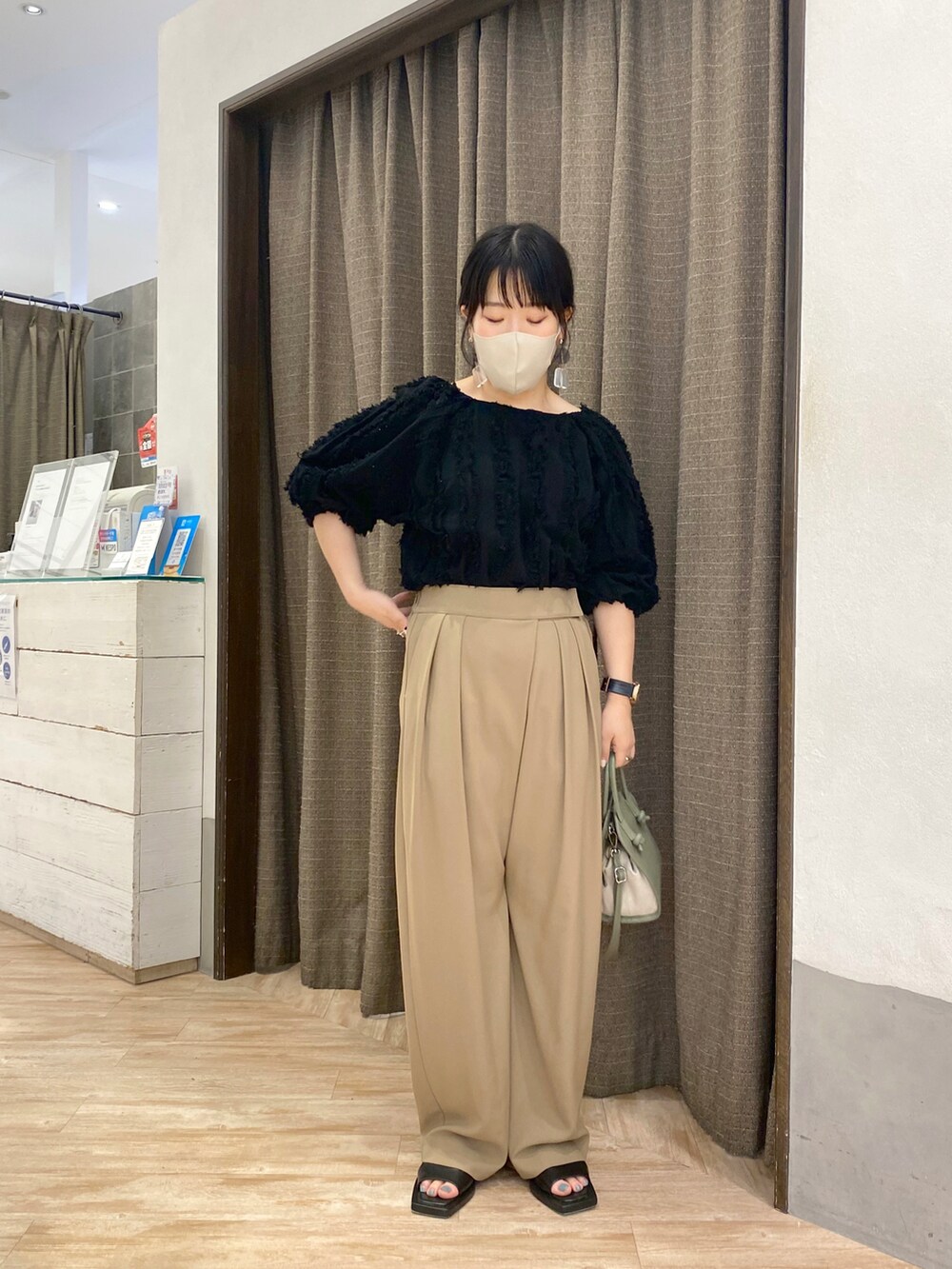 ブラック系のシャツ/ブラウス、ブラウン系のその他パンツ、ブラック系のサンダルを着用したレディースの夏コーディネートの2枚目の写真