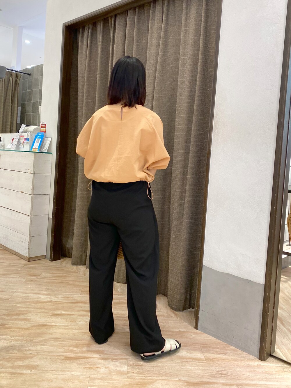 オレンジ系のシャツ/ブラウス、ブラック系のその他パンツ、ホワイト系のサンダルを着用したレディースの夏コーディネートの3枚目の写真