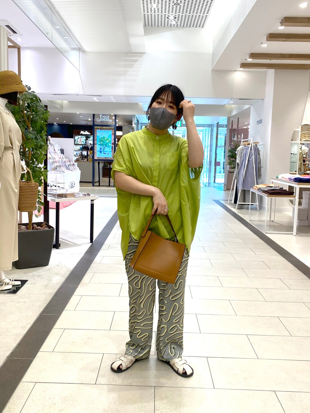 グリーン系のシャツ/ブラウス、イエロー系のトートバッグ、グリーン系のその他パンツを着用したレディースの夏コーディネートの2枚目の写真