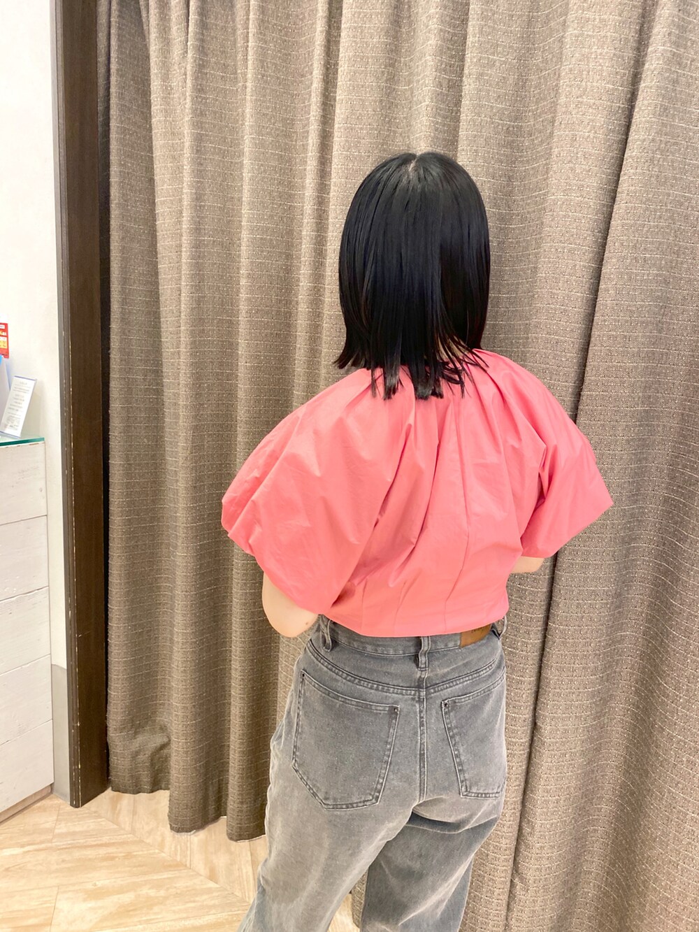 グレー系のデニムパンツ、ピンク系のシャツ/ブラウス、ブラック系のサンダルを着用したレディースの春コーディネートの5枚目の写真