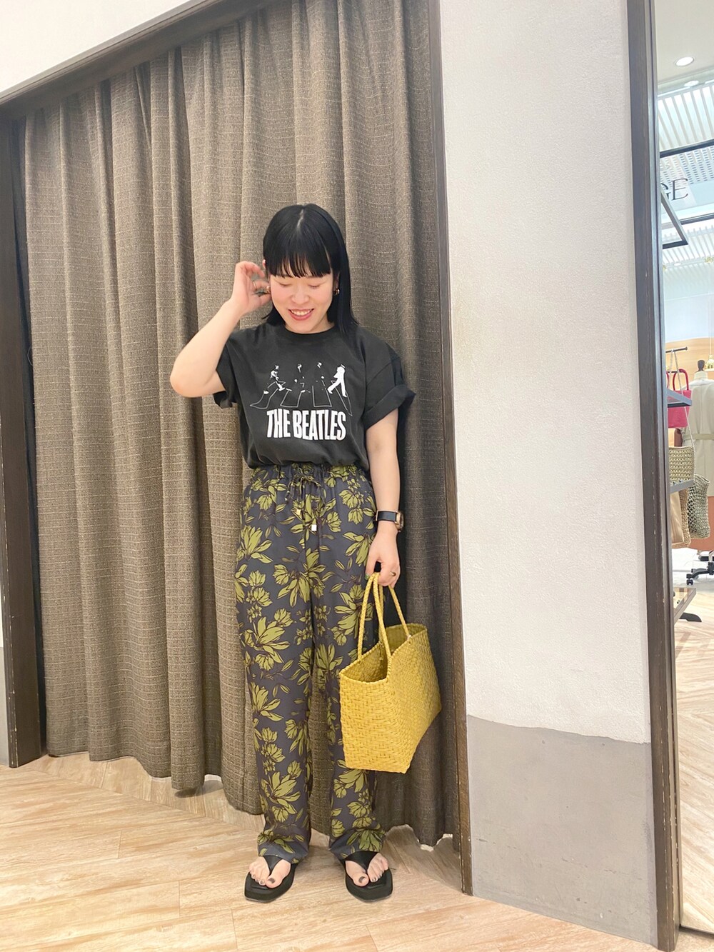 ブラック系のTシャツ/カットソー、グレー系のその他パンツ、イエロー系のトートバッグを着用したレディースの春コーディネートの2枚目の写真