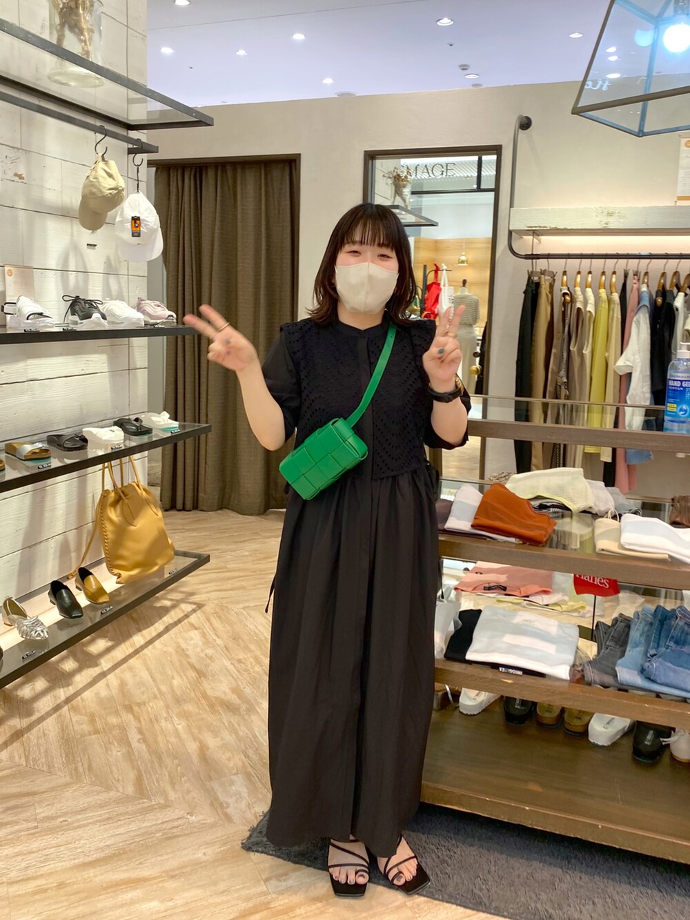 ブラック系のサンダル、ブラック系のワンピース、グリーン系のボディバッグ/ウエストポーチを着用したレディースの夏コーディネートの4枚目の写真