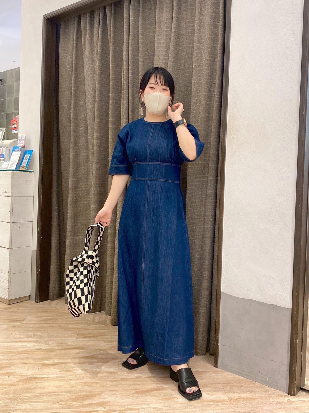 ブルー系のワンピース、ホワイト系のショルダーバッグ、ブラック系のサンダルを着用したレディースの夏コーディネートの3枚目の写真