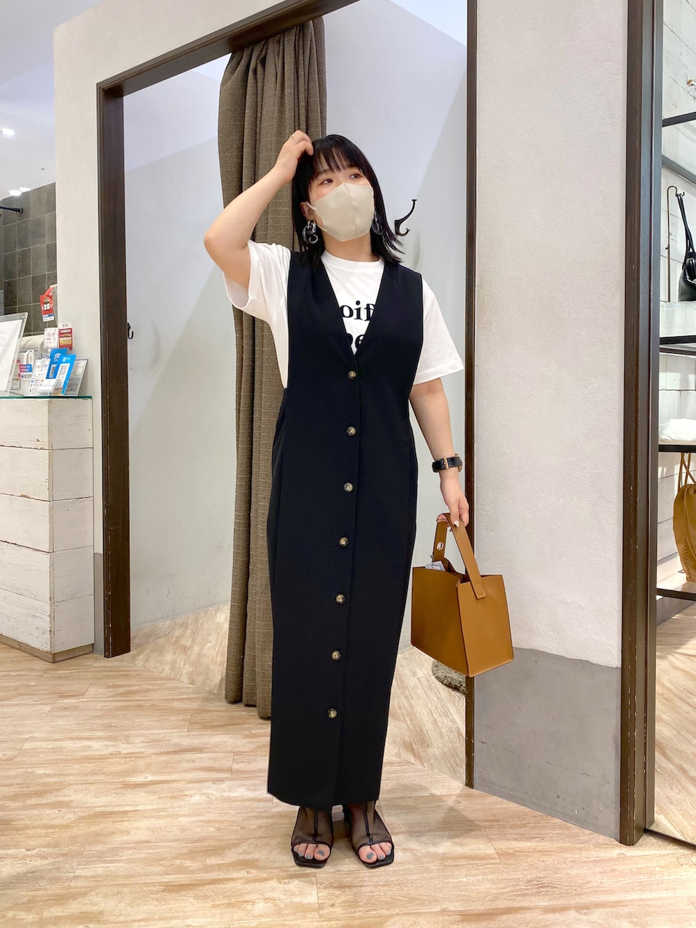 ブラック系のワンピース、イエロー系のトートバッグ、ブルー系のTシャツ/カットソーを着用したレディースの夏コーディネートの2枚目の写真