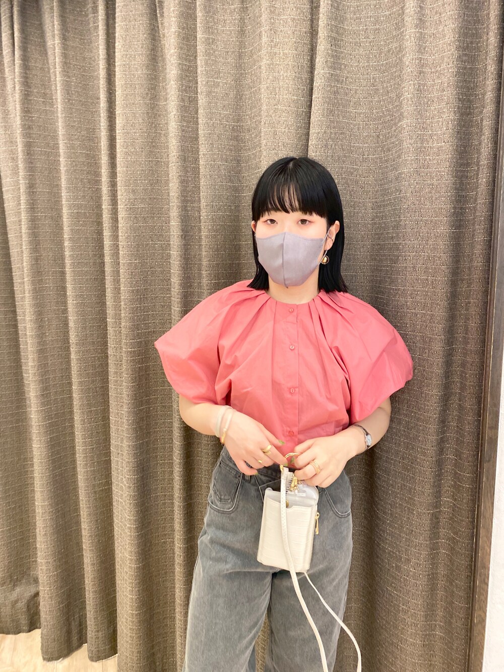 グレー系のデニムパンツ、ピンク系のシャツ/ブラウス、ブラック系のサンダルを着用したレディースの春コーディネートの4枚目の写真