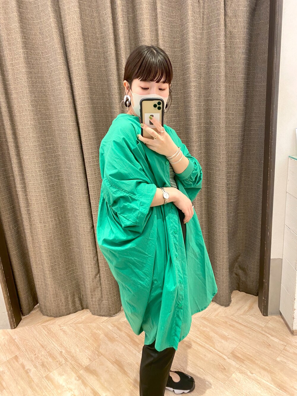 「カラーシャツ、大人コーデ、パンツスタイル、休日スタイル、エアリフト、きれいめカジュアル、春夏コーデ、ギャザーブラウス、ビッグシルエット」｜「CAPRICIEUX LE'MAGEのマルチボーダータンク（Tシャツ/カットソー、グリーン系）」を使った、piiiii_lemageさん（レディース・154cm）の春コーディネートの2枚目の写真