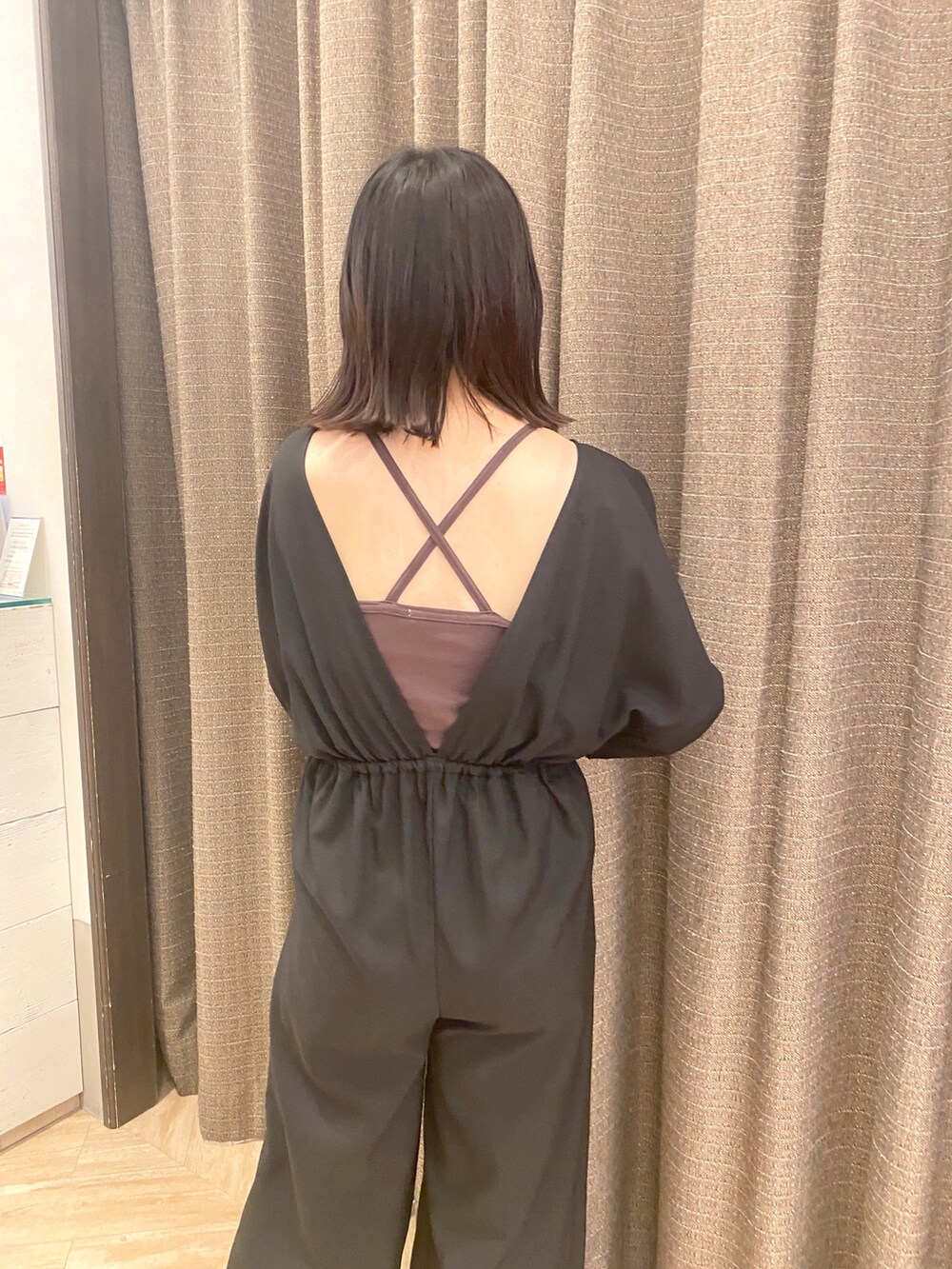 ブラック系のつなぎ/オールインワン、ベージュ系のショルダーバッグ、ゴールド系のその他シューズを着用したレディースの春コーディネートの3枚目の写真