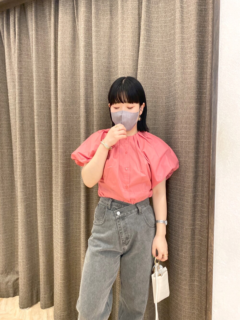 グレー系のデニムパンツ、ピンク系のシャツ/ブラウス、ブラック系のサンダルを着用したレディースの春コーディネートの3枚目の写真