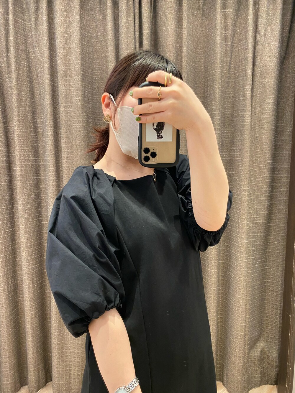 ホワイト系のハンドバッグ、ブラック系のワンピース、ブラック系のその他シューズを着用したレディースの春コーディネートの5枚目の写真