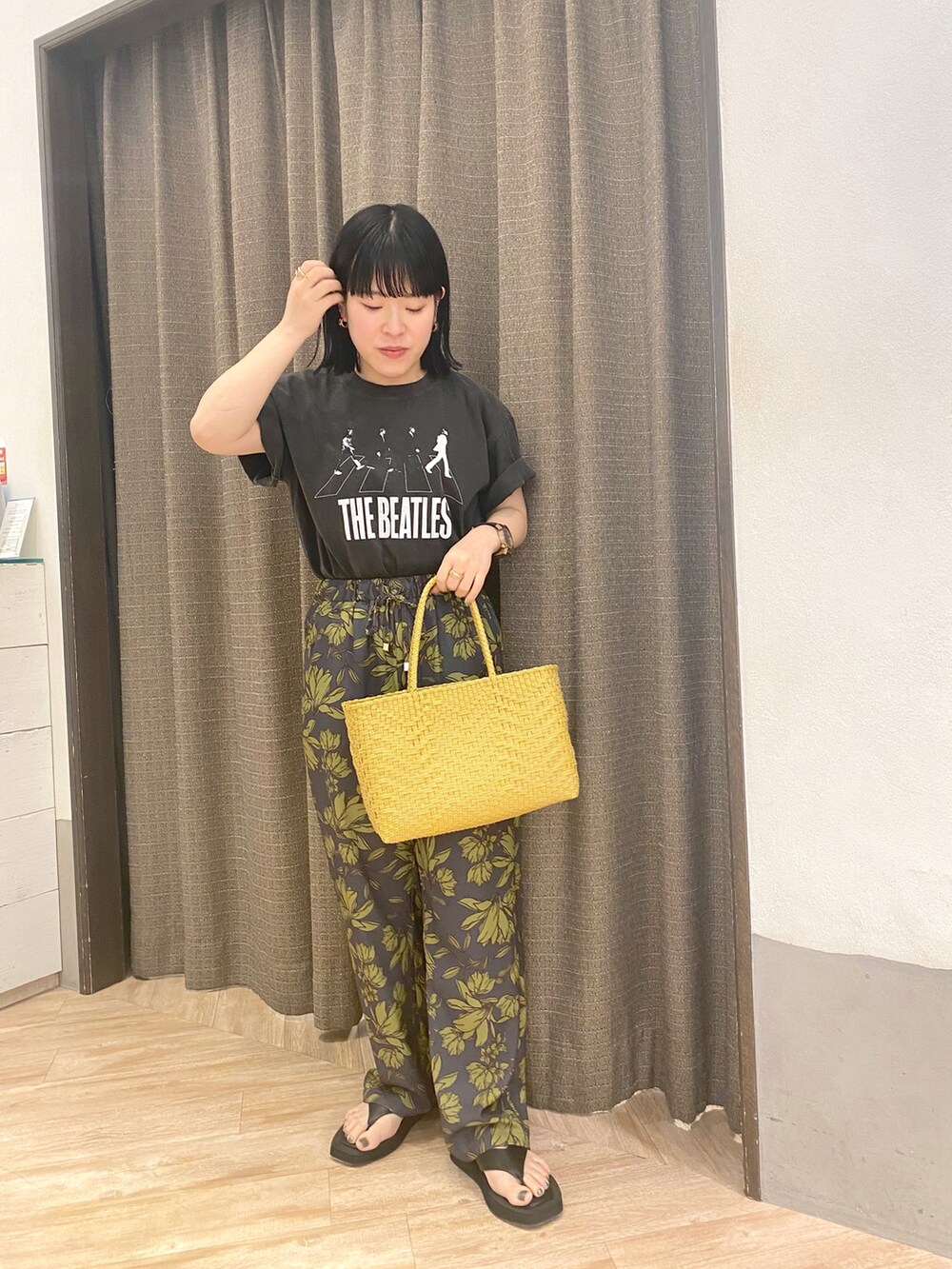 ブラック系のTシャツ/カットソー、グレー系のその他パンツ、イエロー系のトートバッグを着用したレディースの春コーディネートの3枚目の写真