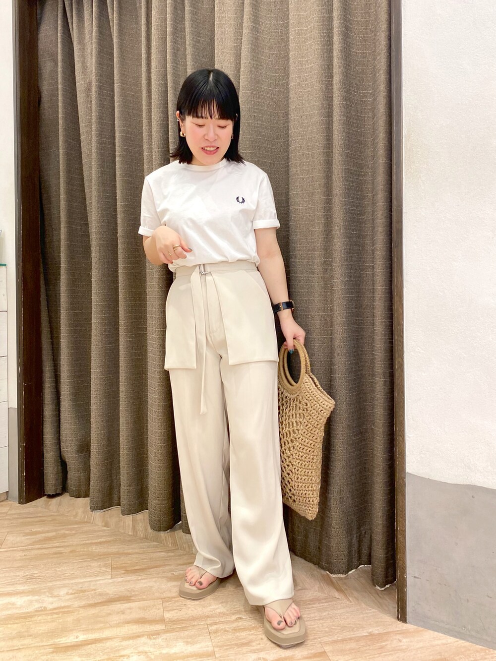 ホワイト系のTシャツ/カットソー、ホワイト系のその他パンツ、グリーン系のトートバッグを着用したレディースの春コーディネートの3枚目の写真