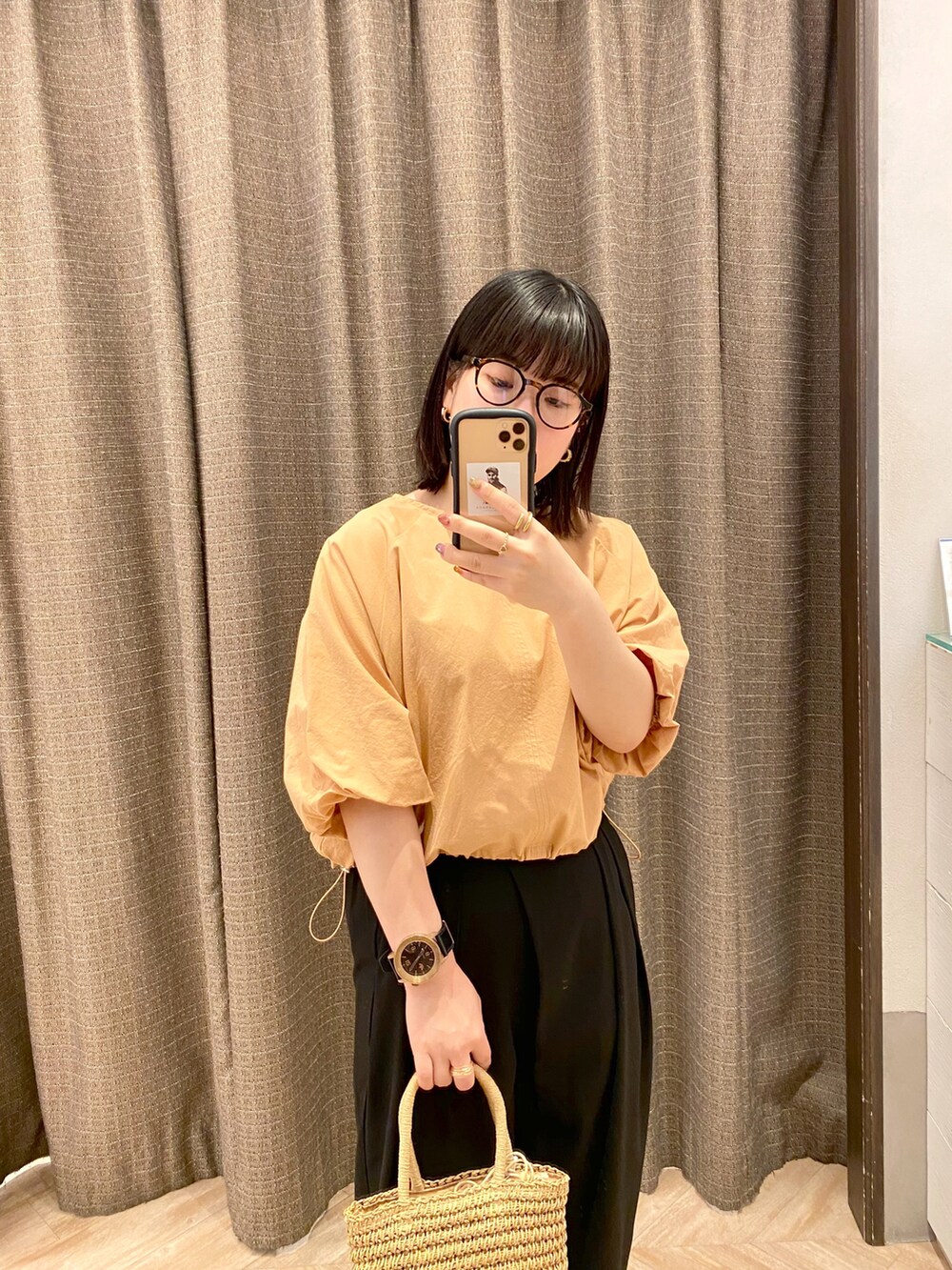 オレンジ系のシャツ/ブラウス、ブラック系のその他パンツ、ホワイト系のサンダルを着用したレディースの夏コーディネートの4枚目の写真