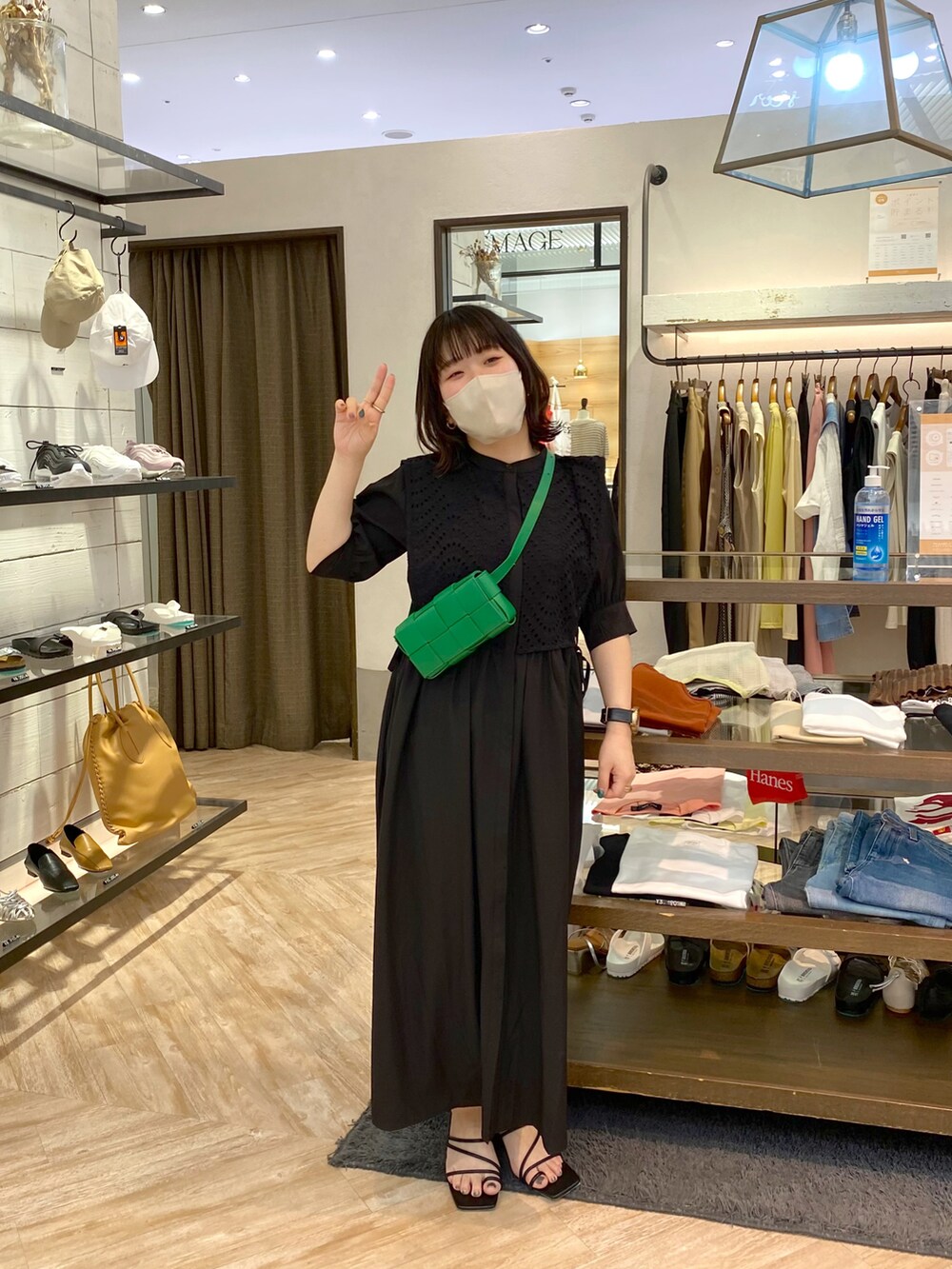 ブラック系のサンダル、ブラック系のワンピース、グリーン系のボディバッグ/ウエストポーチを着用したレディースの夏コーディネートの3枚目の写真