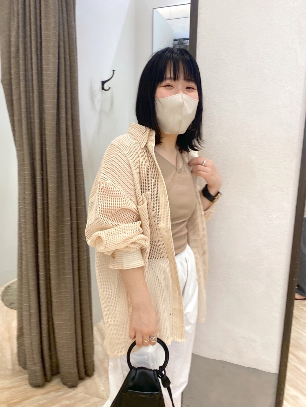 ベージュ系のキャミソール、ベージュ系のシャツ/ブラウス、ホワイト系のその他パンツを着用したレディースの夏コーディネートの2枚目の写真