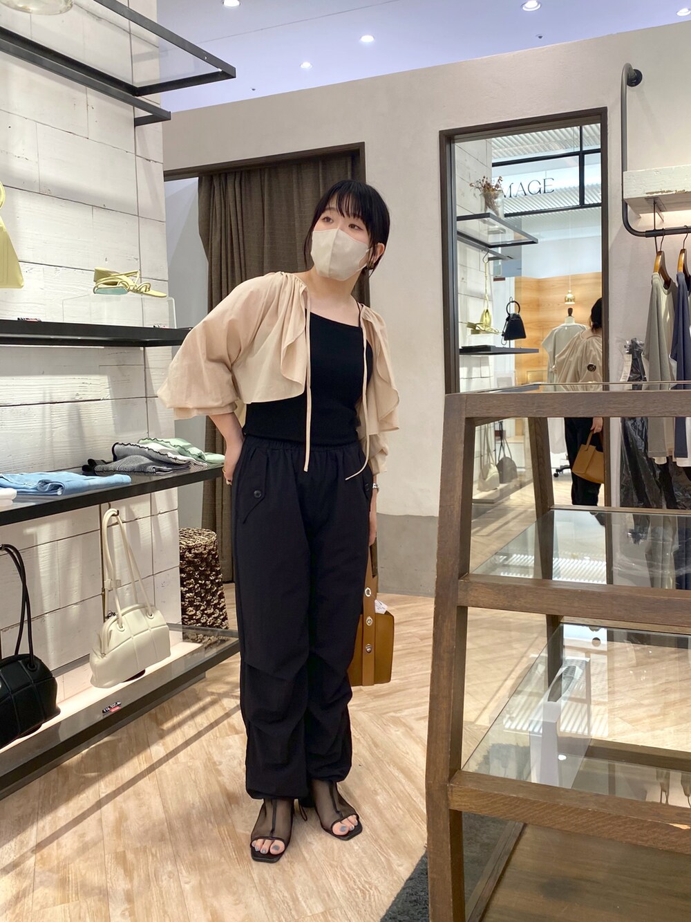 ベージュ系のシャツ/ブラウス、ブラック系のその他パンツ、イエロー系のトートバッグを着用したレディースの夏コーディネートの2枚目の写真