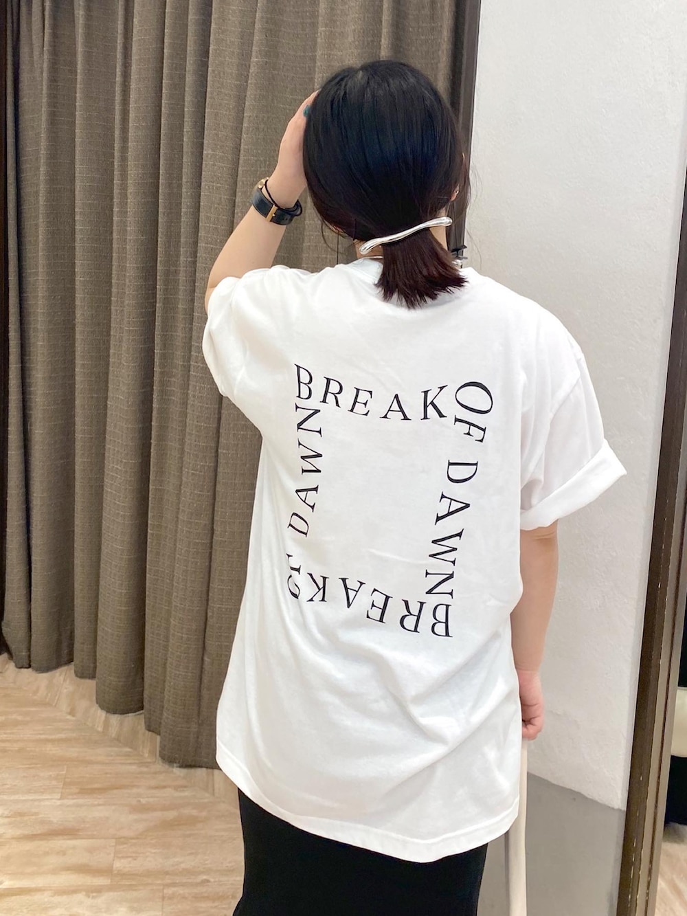 ホワイト系のショルダーバッグ、ホワイト系のTシャツ/カットソー、ブラック系のスカートを着用したレディースの夏コーディネートの3枚目の写真