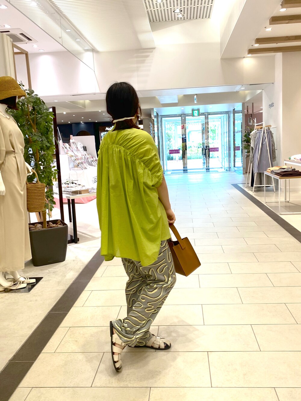 グリーン系のシャツ/ブラウス、イエロー系のトートバッグ、グリーン系のその他パンツを着用したレディースの夏コーディネートの3枚目の写真