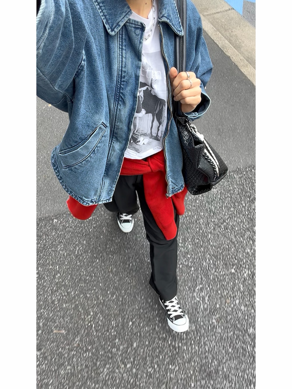 ブラック系のスニーカー、ホワイト系のTシャツ/カットソー、レッド系のカーディガン/ボレロを着用したレディースの秋コーディネートの5枚目の写真