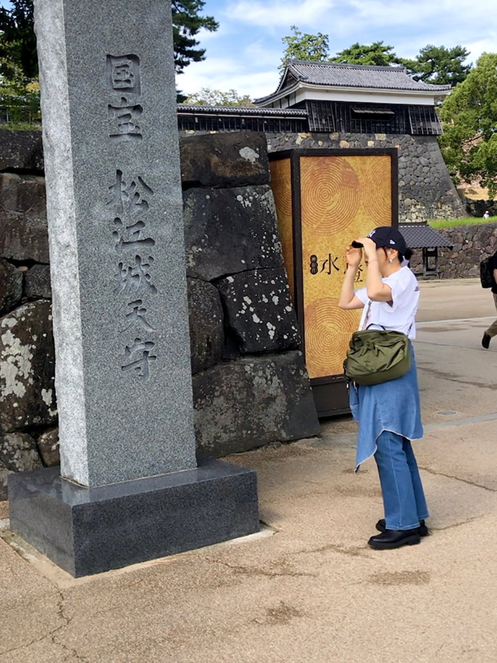 ホワイト系のTシャツ/カットソー、グリーン系のショルダーバッグ、ブルー系のシャツ/ブラウスを着用したレディースの秋コーディネートの3枚目の写真