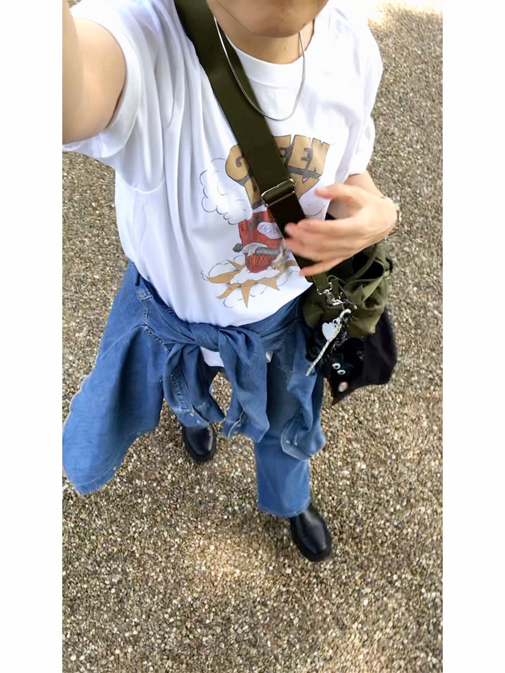 ホワイト系のTシャツ/カットソー、グリーン系のショルダーバッグ、ブルー系のシャツ/ブラウスを着用したレディースの秋コーディネートの4枚目の写真