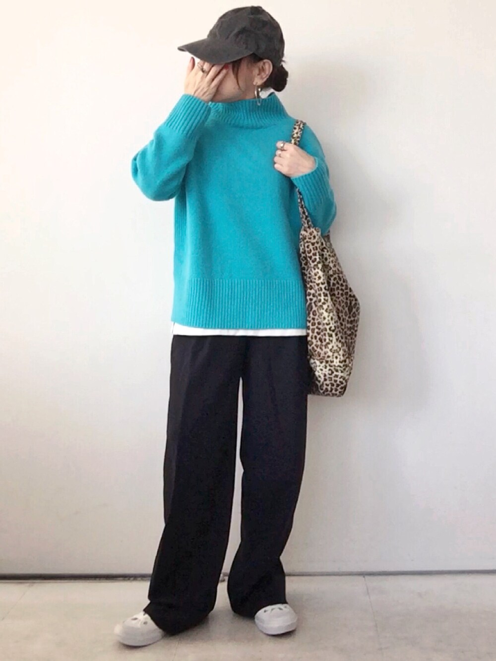 ブルー系のニット/セーター、ブルー系のその他パンツ、ホワイト系のスニーカーを着用したレディースの秋コーディネートの2枚目の写真