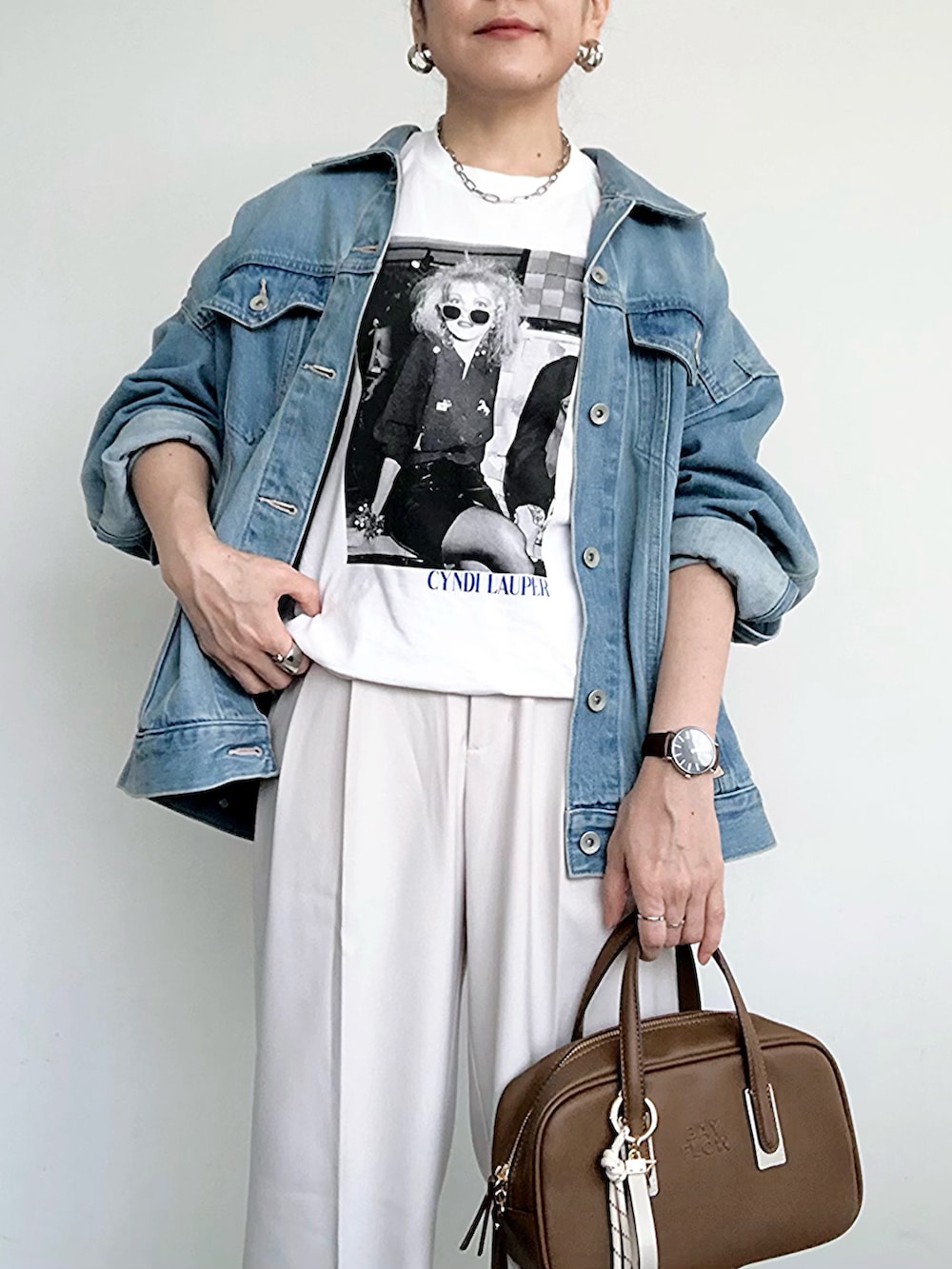 その他のTシャツ/カットソー、ブルー系のデニムジャケット、ホワイト系のスラックスを着用したレディースの春コーディネートの3枚目の写真
