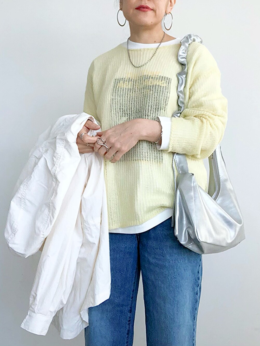 「春めき満開コーデ、春色、マウンテンパーカー、春アウター、アウター、アウターコーデ、シアーニット、透かし編みニット、レイヤードスタイル、デニム、バレエシューズ、シルバー、イエロー、春コーデ、大人カジュアル」｜「B.C STOCKのパチポケマウンテンパーカー（マウンテンパーカー、ホワイト系）」を使った、SACHIさん（骨格ナチュラル・レディース・150cm）の春コーディネートの3枚目の写真