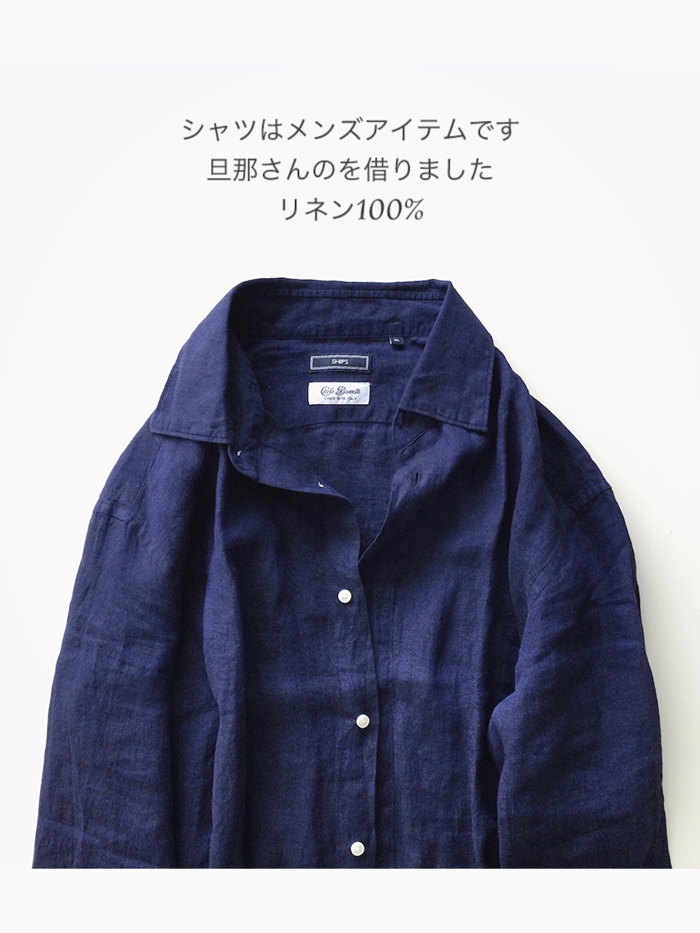 ブルー系のシャツ/ブラウス、ホワイト系のデニムパンツ、ブラック系のサンダルを着用したレディースの夏コーディネートの4枚目の写真