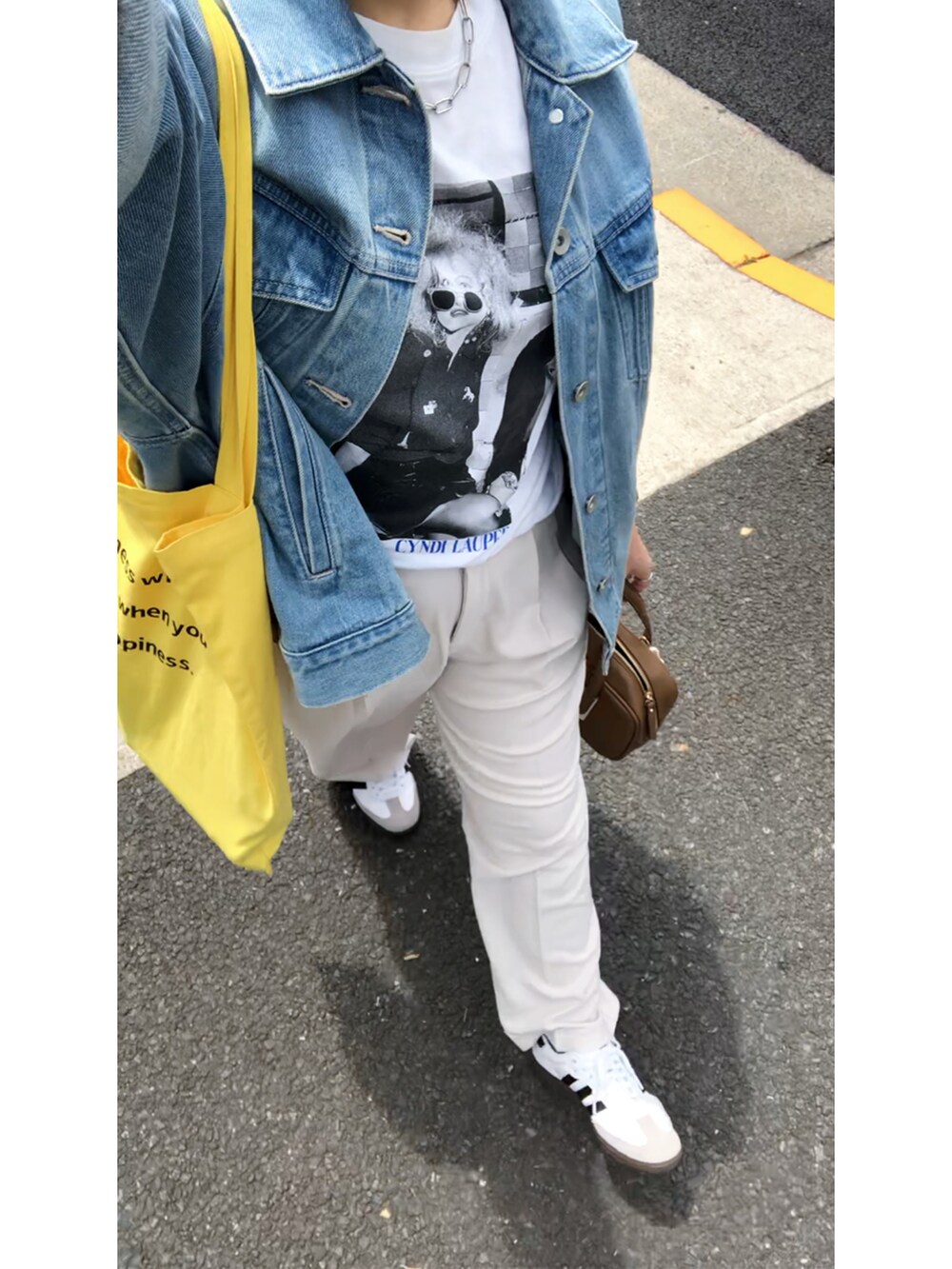 その他のTシャツ/カットソー、ブルー系のデニムジャケット、ホワイト系のスラックスを着用したレディースの春コーディネートの5枚目の写真