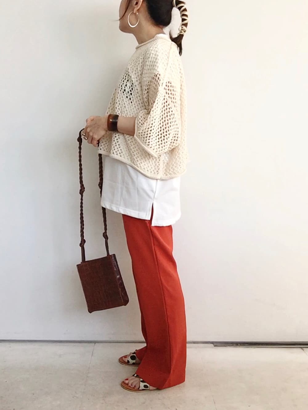 「ANGIE VINTAGE、Angie、angie_vintage、カラーパンツ、オレンジ、メッシュ、透かし編みニット、レイヤードスタイル、カジュアルコーデ、サンダル、ショルダーバッグ、オトナカジュアル」|「ANGIEの【haru_wearコラボ】透かし編みメッシュクロップドニット(ニット/セーター、ホワイト系)」を使った、SACHIさん(レディース・150cm)の春コーディネートの4枚目の写真