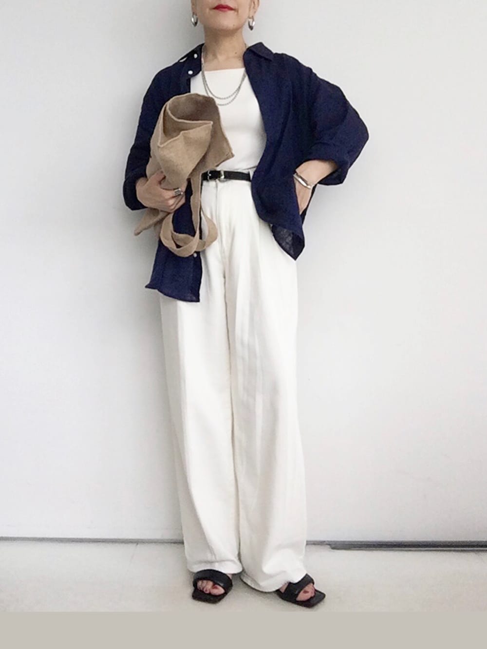 ブルー系のシャツ/ブラウス、ホワイト系のデニムパンツ、ブラック系のサンダルを着用したレディースの夏コーディネートの2枚目の写真