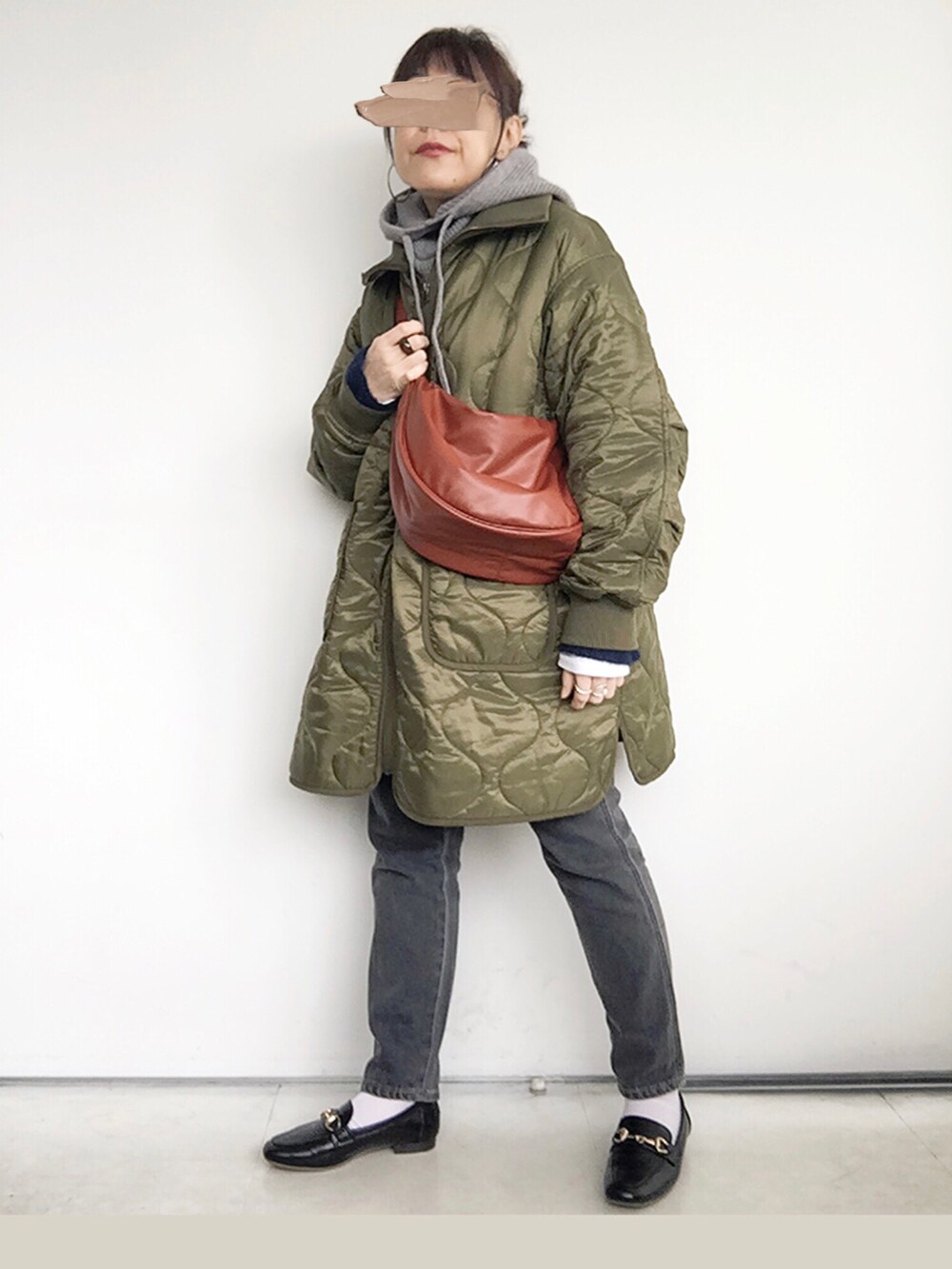 ブルー系のカーディガン/ボレロ、ブラック系のデニムパンツ、ブラウン系のショルダーバッグを着用したレディースの秋コーディネートの5枚目の写真