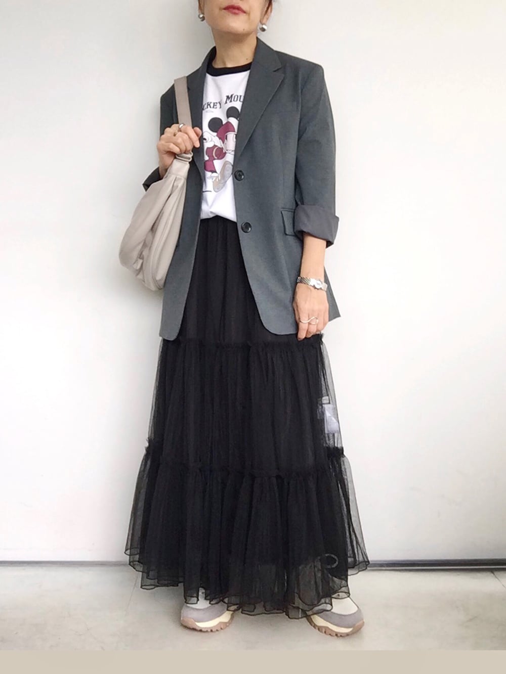 「秋服まるっと大公開、大人カジュアル、秋のコーデ、低身長、ジャケットスタイル、テーラードジャケット、チュールスカート、スニーカー、ミッキーT、GU、UNIQLO、モノトーン、モノトーンコーデ、プチプラ、ロングスカート」|「GUのアイテム(テーラードジャケット、グレー系)」を使った、SACHIさん(レディース・150cm)の秋コーディネートの2枚目の写真
