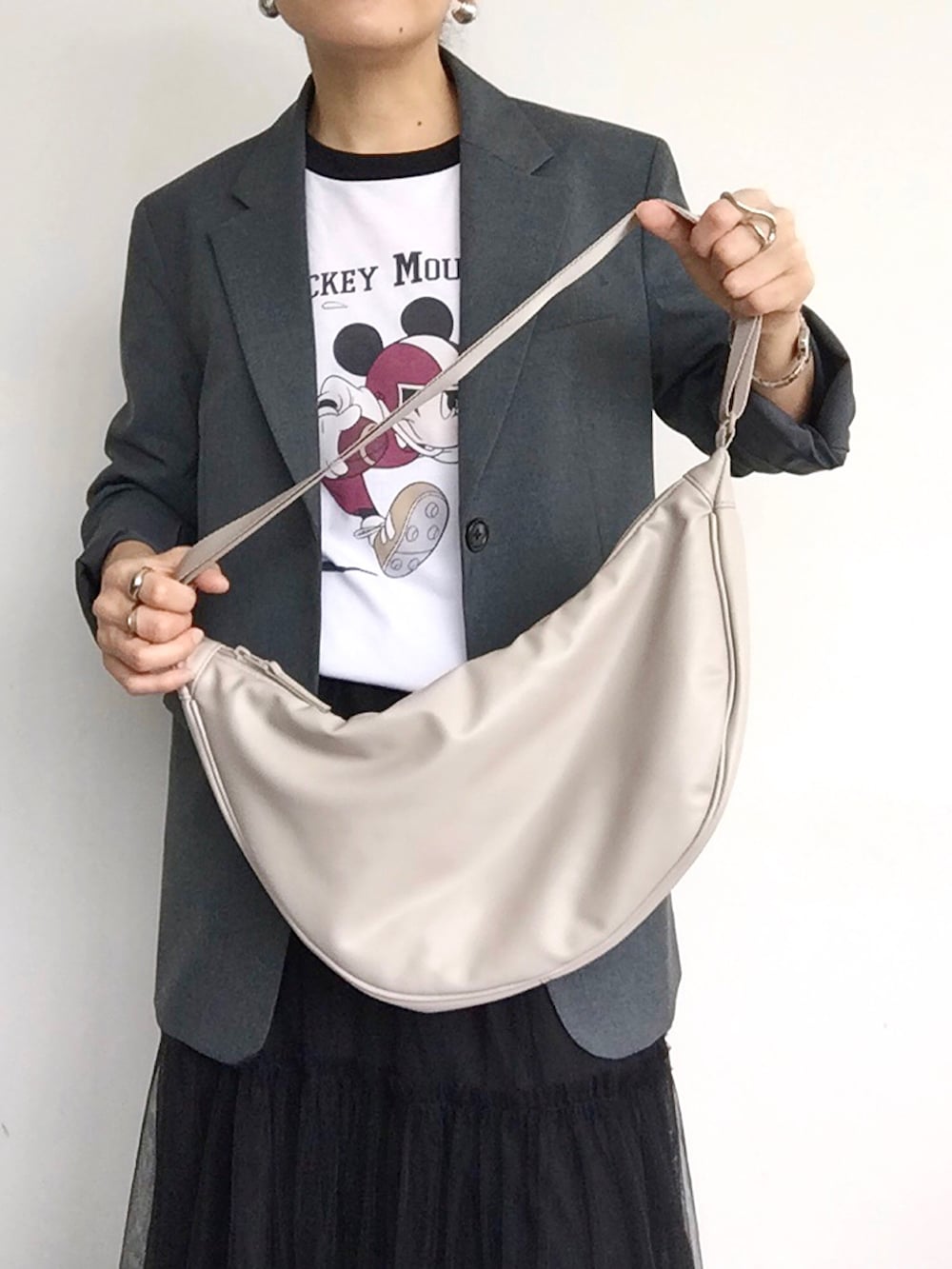 「秋服まるっと大公開、大人カジュアル、秋のコーデ、低身長、ジャケットスタイル、テーラードジャケット、チュールスカート、スニーカー、ミッキーT、GU、UNIQLO、モノトーン、モノトーンコーデ、プチプラ、ロングスカート」|「GUのアイテム(テーラードジャケット、グレー系)」を使った、SACHIさん(レディース・150cm)の秋コーディネートの4枚目の写真