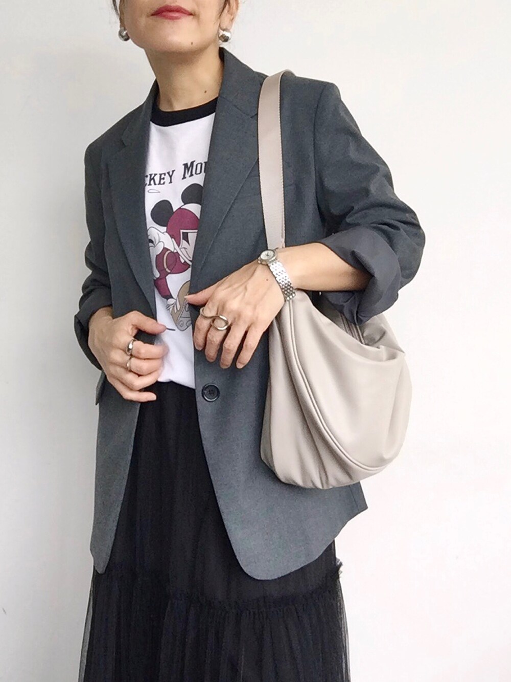 「秋服まるっと大公開、大人カジュアル、秋のコーデ、低身長、ジャケットスタイル、テーラードジャケット、チュールスカート、スニーカー、ミッキーT、GU、UNIQLO、モノトーン、モノトーンコーデ、プチプラ、ロングスカート」|「GUのアイテム(テーラードジャケット、グレー系)」を使った、SACHIさん(レディース・150cm)の秋コーディネートの5枚目の写真