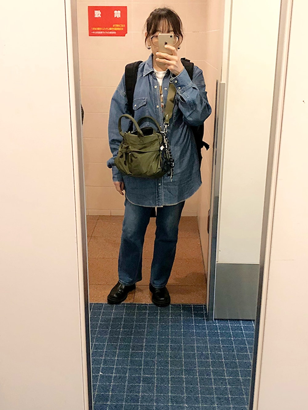 ホワイト系のTシャツ/カットソー、グリーン系のショルダーバッグ、ブルー系のシャツ/ブラウスを着用したレディースの秋コーディネートの5枚目の写真