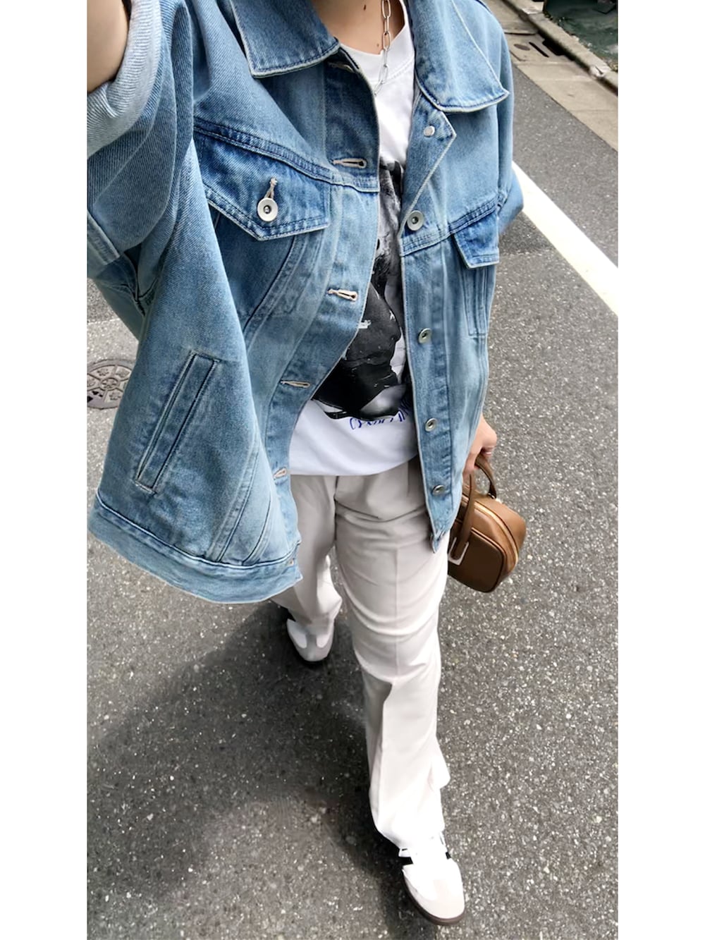 その他のTシャツ/カットソー、ブルー系のデニムジャケット、ホワイト系のスラックスを着用したレディースの春コーディネートの4枚目の写真