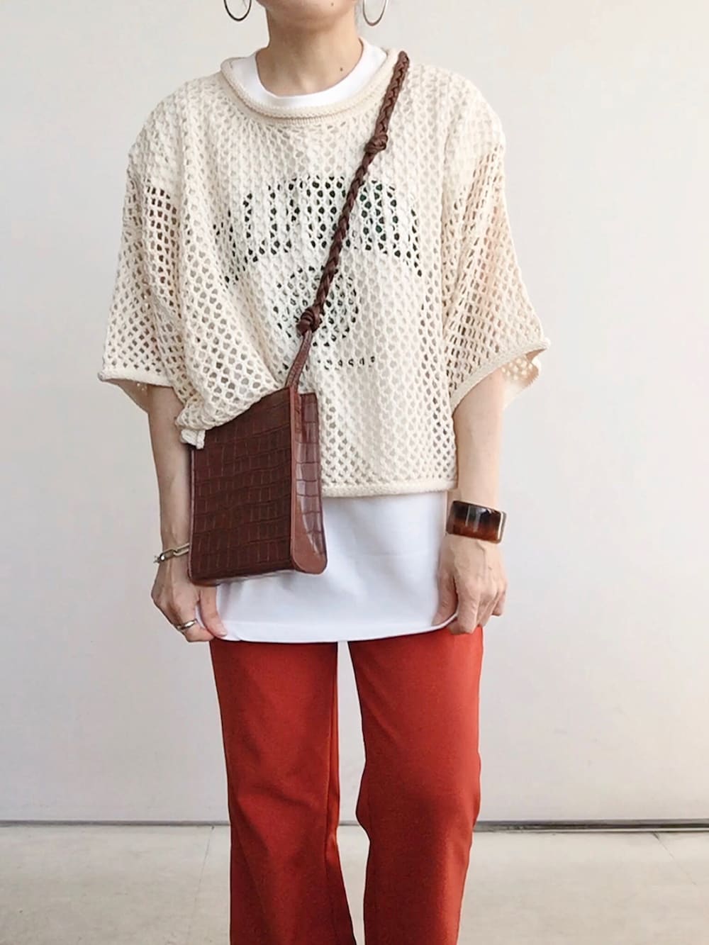 「ANGIE VINTAGE、Angie、angie_vintage、カラーパンツ、オレンジ、メッシュ、透かし編みニット、レイヤードスタイル、カジュアルコーデ、サンダル、ショルダーバッグ、オトナカジュアル」|「ANGIEの【haru_wearコラボ】透かし編みメッシュクロップドニット(ニット/セーター、ホワイト系)」を使った、SACHIさん(レディース・150cm)の春コーディネートの2枚目の写真