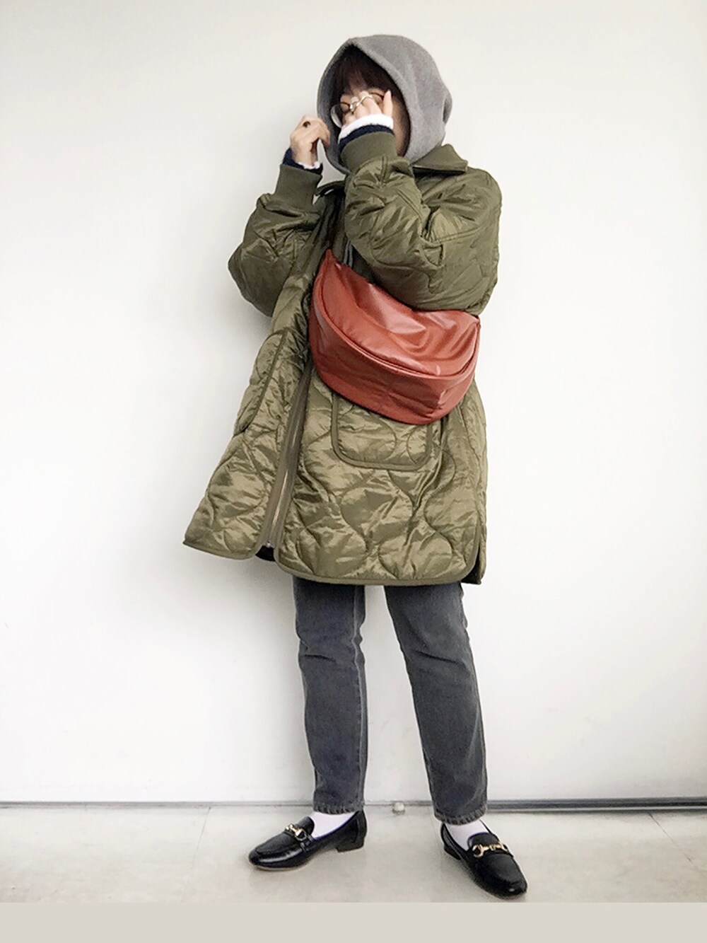 ブルー系のカーディガン/ボレロ、ブラック系のデニムパンツ、ブラウン系のショルダーバッグを着用したレディースの秋コーディネートの4枚目の写真
