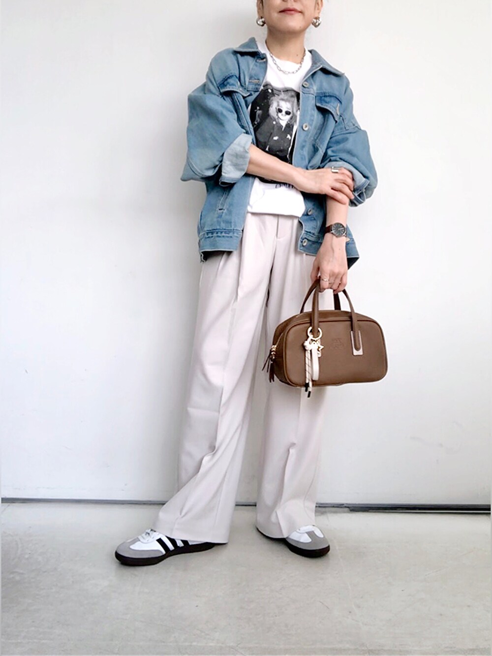 その他のTシャツ/カットソー、ブルー系のデニムジャケット、ホワイト系のスラックスを着用したレディースの春コーディネートの2枚目の写真