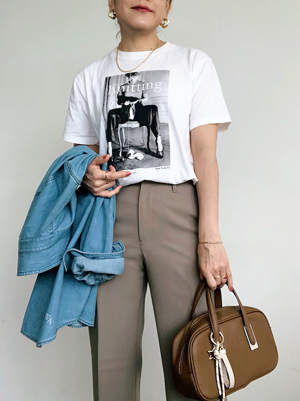 「サンダル、シャツスタイル、大人コーデ、デニムシャツ、フォトT、プリントT、大人カジュアル、UNIQLO、GU、GOOD ROCK SPEED、低身長コーデ、春夏コーデ、気温20度から24度、大人ファッション、ラクチンコーデ」｜「GOOD ROCK SPEEDの《追加3》GOOD ROCK SPEED SLOBE別注 LIFE PC PHOTO TEE1 C5806-03BODY（Tシャツ/カットソー、ホワイト系）」を使った、SACHIさん（骨格ナチュラル・レディース・150cm）の春コーディネートの4枚目の写真