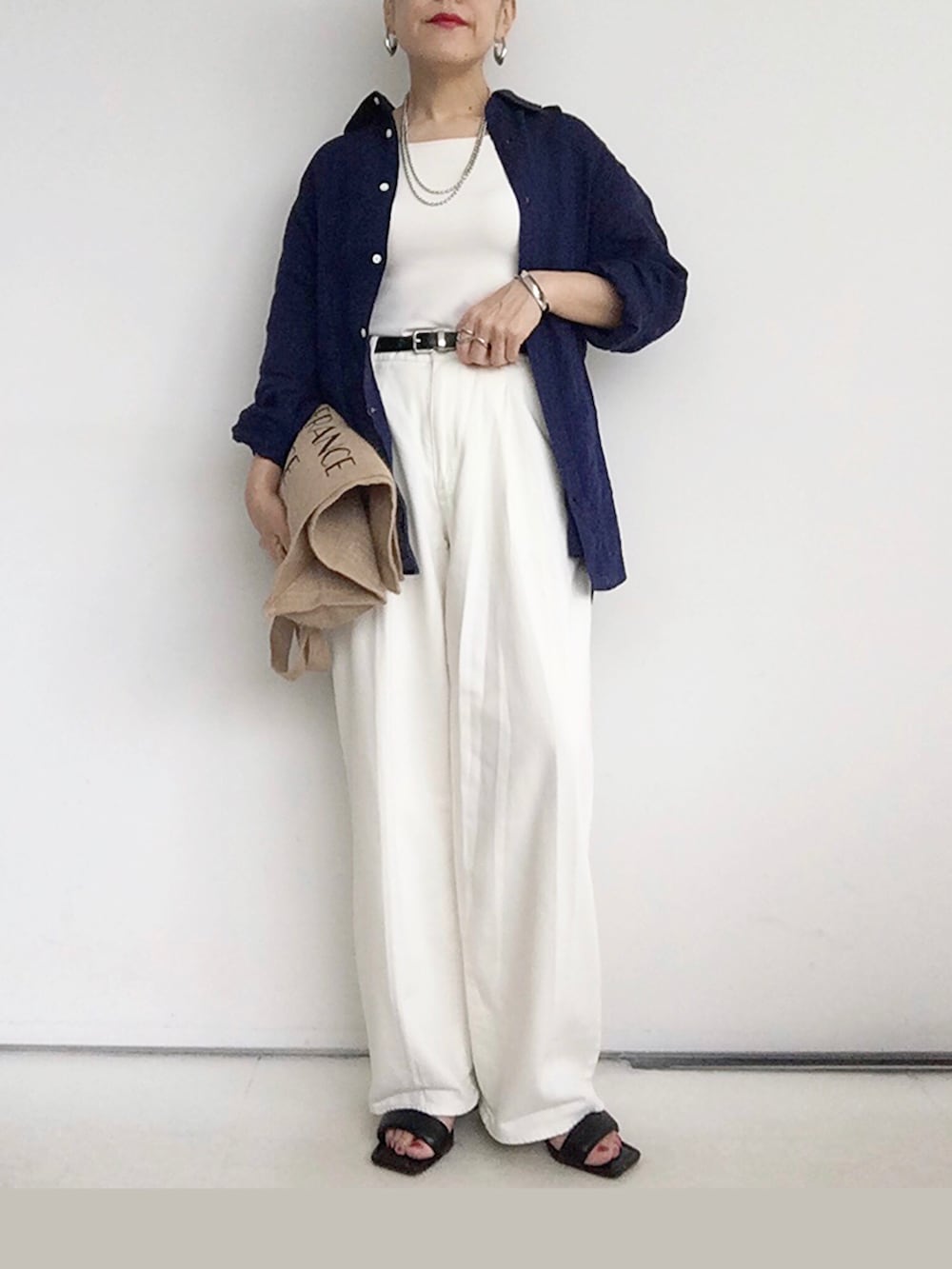 ブルー系のシャツ/ブラウス、ホワイト系のデニムパンツ、ブラック系のサンダルを着用したレディースの夏コーディネートの3枚目の写真