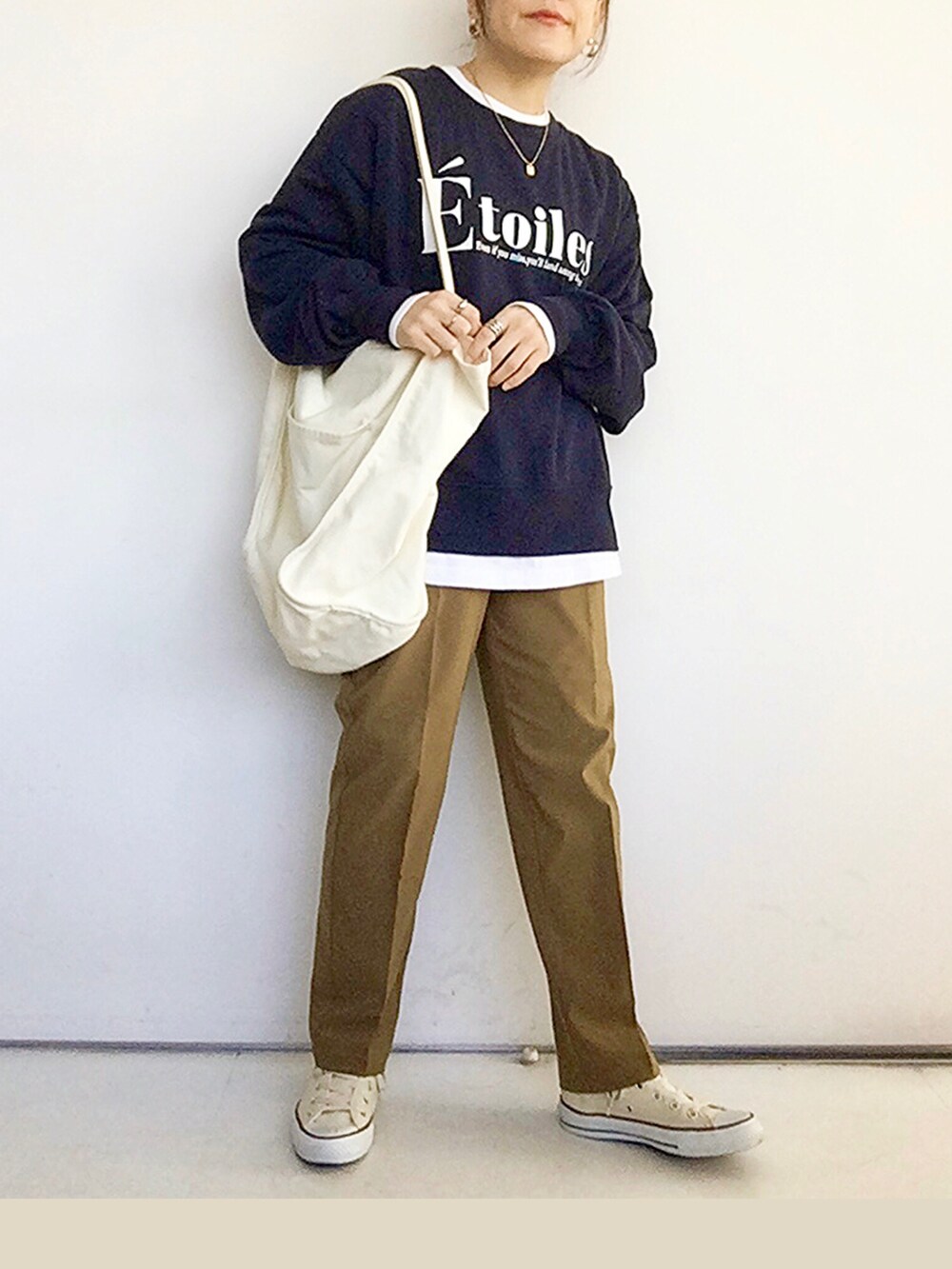 ブルー系のスウェット、ブラウン系のその他パンツ、ホワイト系のスニーカーを着用したレディースの冬コーディネートの2枚目の写真