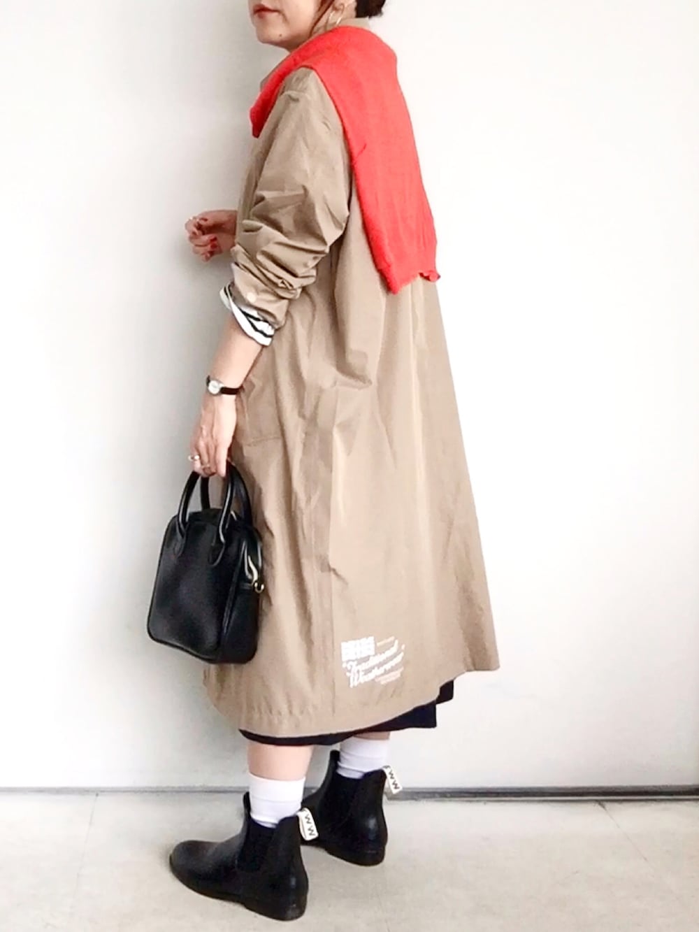 ホワイト系のTシャツ/カットソー、ブルー系のスカート、レッド系のカーディガン/ボレロを着用したレディースの夏コーディネートの3枚目の写真